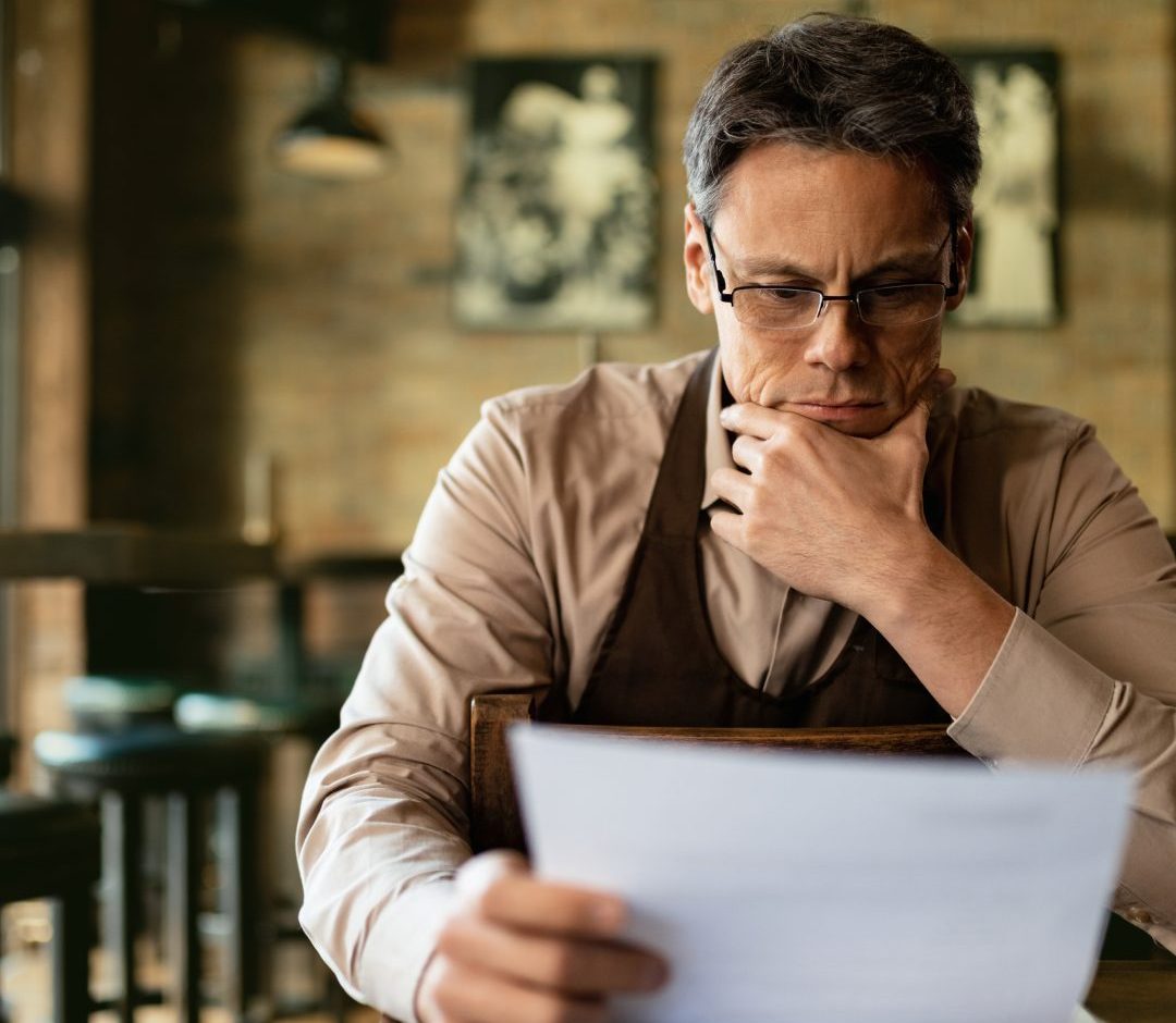 Cláusulas, permanencias y letra pequeña en el contrato de luz: lo que no te cuentan